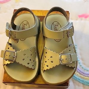 Nice used toddler gold sandles.